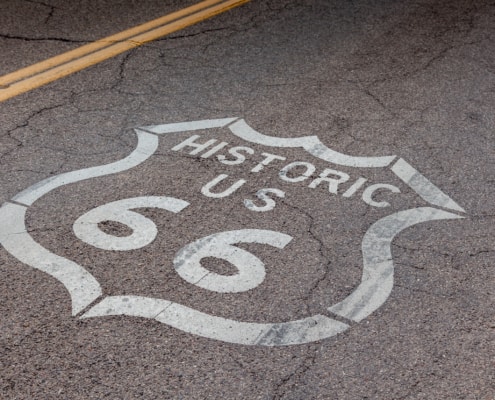 Aufgemalt auf die Strasse: Zeichen historic Route 66